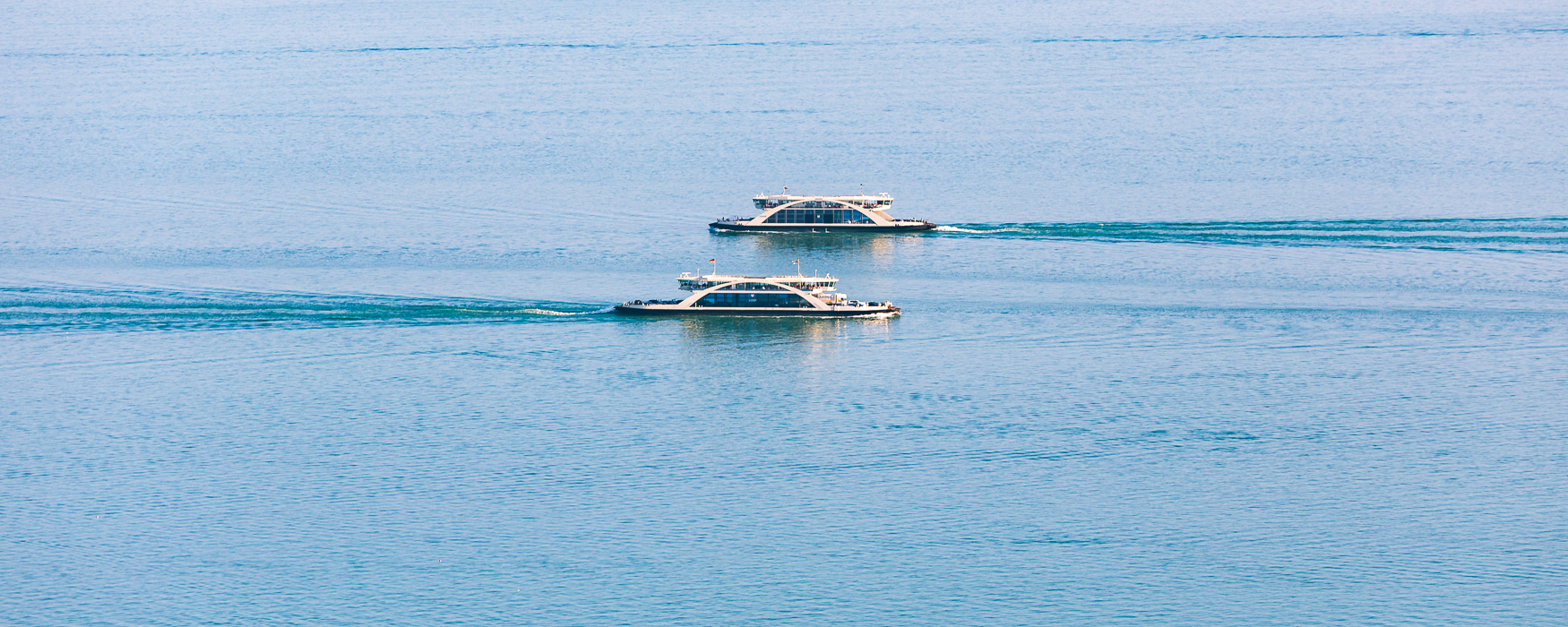 Zwei Faehren begegnen sich auf dem Bodensee